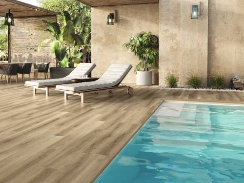 InstaHouse carrelage sol piscine terrasse antidérapant effet bois 20 x 120 couleur caramel Collection Mercantour