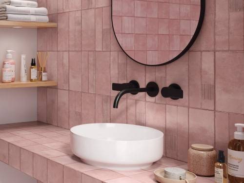 InstaHouse carrelage effet brut ciment format 5,7 x 23,2 couleur rose Collection Wilson mur salle de bain