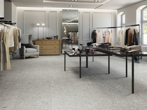 Carrelage sol local commercial showroom effet pierre 30X120 finition mat couleur gris collection Frammento InstaHouse