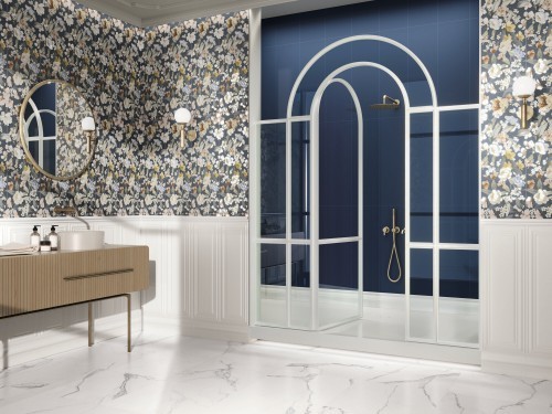 Faïence rectifiée effet papier peint 30X90 cm motif fleurs couleur bleu marine mur salle de bain collection Romantic InstaHouse