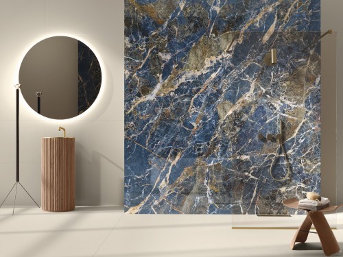 Carrelage grès cérame poli miroir, grand format XXL 120 x 280 effet marbre bleu Collection Klein InstaHouse Mur salle de bain