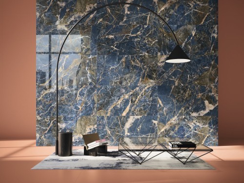 Carrelage grès cérame poli miroir, grand format 60 x 120 effet marbre bleu Mur salon séjour bureau Collection Klein InstaHouse