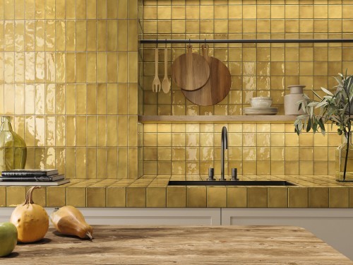 Carrelage faïence brillante couleur jaune miel 10x10 effet zellige Cordoue InstaHouse Mur crédence et plan de travail cuisine